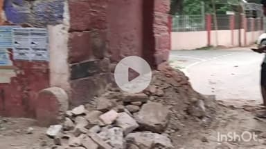 मुंगेर: उत्तरी किला गेट क्षतिग्रस्त, सड़क पर मलबा गिरने से यातायात बाधित