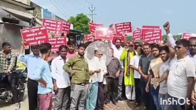 आगरा: नैनाना मोड़ पर स्थानीय लोगों ने विकास कार्यों की मांग को लेकर कैबिनेट मंत्री के खिलाफ किया प्रदर्शन