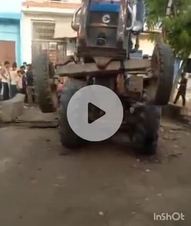 आगरा: नगला पदमा स्थित पुलिया टूटी, ईटों से भरी ट्रैक्टर ट्राली धंसी