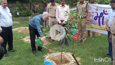 बागपत: बागपत कलेक्ट्रेट में प्रमुख सचिव रंजन कुमार ने किया पौधारोपण