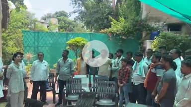 झांसी: 15 दिनों से बिजली न आने से परेशान केशवपुर धाम के ग्रामीण अपनी समस्या लेकर पहुंचे शिक्षक विधायक के आवास पर