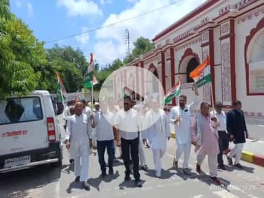 सुल्तानपुर: जनहित मुद्दों को लेकर कांग्रेस कार्यकर्ताओं ने तिकोनिया पार्क में किया प्रदर्शन, कलेक्ट्रेट में DM को सौंपा ज्ञापन