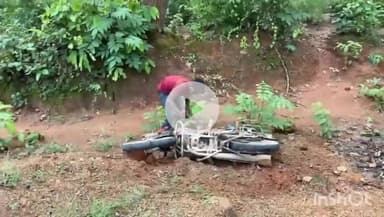 उदयपुर धरमजयगढ़: क्रोन्धा गांव के पास मोड़ पर शराब के नशे में धुत्त युवक बाइक से अनियंत्रित होकर गिरा