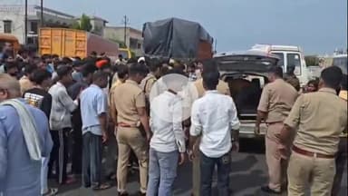 धनौरा: गजरौला हाईवे पर नोबल पब्लिक स्कूल के सामने ट्रक में घुसी कार, दंपति की हुई मौत व 2 मासूम बच्चे हुए घायल