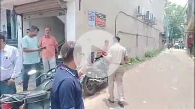 कोडरमा: झूमरी तिलैया: छाबड़ा गली में जसमीत छाबड़ा व ममता छाबड़ा के घर पर इश्तेहार चिपकाया गया