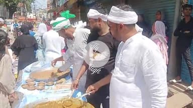 10 मुहर्रम के जुलूस में वासलीगंज से हर आने जाने वाल को खाने पीने की चीजें बांटते तंजीम इदारे के लोग