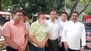 बरेली: डीएम कार्यालय पहुंचकर उत्तर प्रदेश ट्रांसपोर्ट यूनियन ने ओवरलोडिंग के विरोध में दिया ज्ञापन