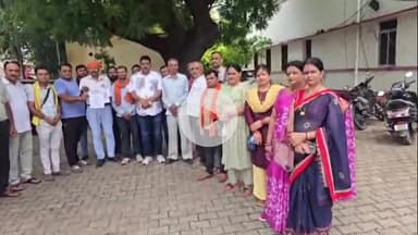 झांसी: हिंदू समाज पर सोशल मीडिया पर अभद्र टिप्पणी करने वाले के खिलाफ अखंड ब्राह्मण महासभा ने कोतवाली में दिया शिकायत पत्र