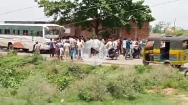 सहार: गुलजारपुर में अज्ञात वाहन की टक्कर से बाइक सवार गंभीर रूप से जख्मी, जोरदार टक्कर के कारण युवक फेंका गया