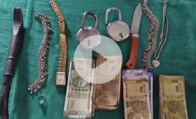 पूर्णिया पूर्व: सहायक खजांची थाना ने दो चोरों को किया गिरफ्तार, चोरी का सामान, नकद व दो टूटा हुआ ताला किया बरामद