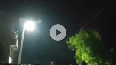 अमरोहा: गुलरिया रोड पर रात में गांव के बाहर पहरा दे रहे हैं ग्रामीण, चोरी करने आए चोरों ने जंगल में छिपकर बचाई जान