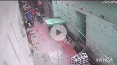 मुंगेर: घोषी टोला में मां की पेंशन को लेकर भाइयों में मारपीट, सीसीटीवी में कैद, घायल अस्पताल में भर्ती