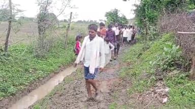 बटियागढ़: भिलौनी के जमडेरा हार के निवासी कीचड़ भरे रास्ते से गुजरने मजबूर ..ग्राम पंचायत अमले पर अनदेखी के आरोप #jansamsya