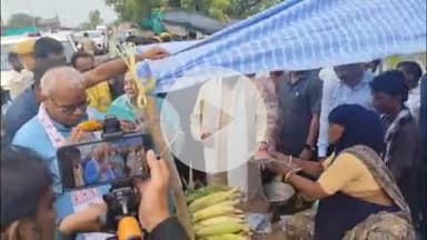 लाडपुरा: कैथून के जाखोड़ा चोराहे पर लोकसभा स्पीकर ओम बिरला ने पंचायती राज मंत्री दिलावर के साथ भुट्टो का आनंद लिया