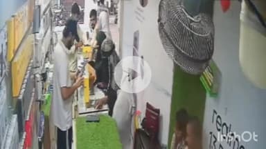 नवादा: सोनार पट्टी रोड स्थित मोबाइल शॉप में बुर्कानशीं महिलाओं ने दो मोबाइल चोरी की, घटना कैमरे में कैद