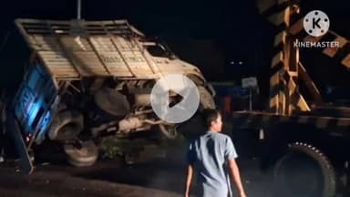 बुंडू: कॉलेज मोड़ के पास एक मिनी ट्रक अनियंत्रित होकर पलटा