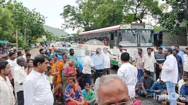 మాందారి పేటలో ఇందిరమ్మ ఇళ్లలో మొరం పోస్తున్నందుకు కొందరు వ్యక్తులు డబ్బులు ఇవ్వాలని బెదిరిస్తున్నారంటూ లబ్ధిదారులు ఆందోళన