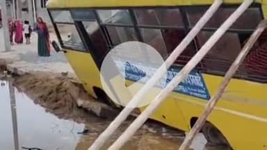 निवाई: निवाई थाना इलाके में 80 फीट रोड पर धंसी सड़क, निजी विद्यालय की बस गड्ढे में तिरछी हुई