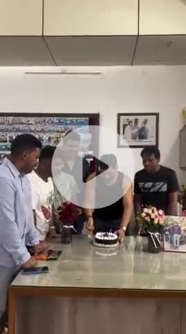 कांके: पूर्व क्रिकेटर महेंद्र सिंह धोनी ने JSCA स्टेडियम में दोस्तों संग मनाया अपना 44वां जन्मदिन