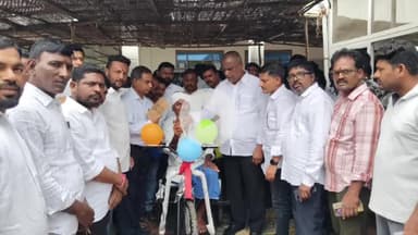 బుగ్గారం: మానవత్వం చాటుకున్న మంత్రి అడ్లూరి లక్ష్మణ్ కుమార్, మండల కేంద్రంలో వికలాంగుడికి బ్యాటరీ సైకిల్ అందజేత
