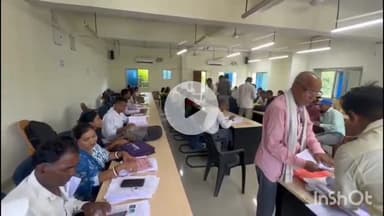 नवादा: नवादा के प्रखंड कार्यालय में प्रखंड विकास पदाधिकारी ने बीएलओ व सुपरवाइजर को दिए कई निर्देश, आयोजित की बैठक