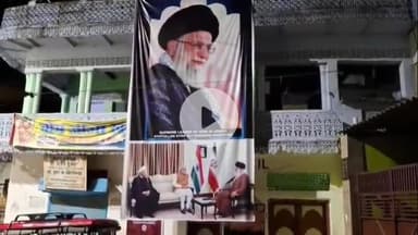 झांसी: कोतवाली थाना क्षेत्र के दरीगिरान में शिया समुदाय के लोगों ने अपने घरों पर ईरान के सुप्रीम लीडर अली खामनई के पोस्टर लगाए