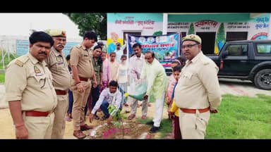 करहल: करहल के किरथुआ कंपोजिट विद्यालय में वन विभाग की टीम ने वृक्षारोपण किया, प्रिंसिपल और छात्र-छात्राएं रहे मौजूद