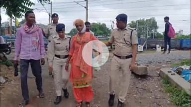 कोडरमा: कोडरमा स्टेशन पर ट्रेन से उतरते समय गिरी महिला यात्री, रेलवे डॉक्टर ने इलाज के बाद किया रेफर