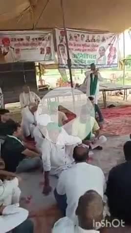 एत्मादपुर: भारतीय किसान यूनियन टिकैत ने भागूपुर में रेलवे ट्रैक अंडरपास के नीचे जल भराव की समस्या को लेकर किया धरना प्रदर्शन