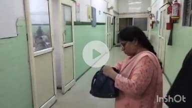 बरेली: जिला अस्पताल परिसर का सीएमएस अलका शर्मा ने किया औचक निरीक्षण, साफ-सफाई मिलने पर सफाई कर्मचारी को दिया नगद पुरस्कार