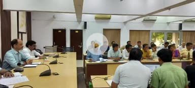 कन्नौज: जिलाधिकारी आशुतोष मोहन की अगुवाई में कलेक्ट्रेट में दस्तक अभियान से जुड़ी बैठक हुई