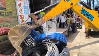 सीकरी: सीकरी में अतिक्रमण पर चला पीला पंजा, नगर पालिका ने हटवाया अतिक्रमण