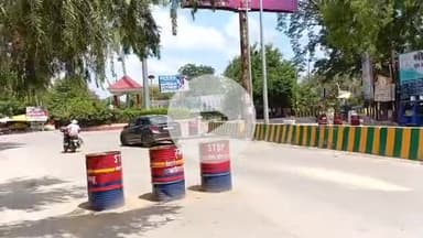 सीतापुर: बहुगुणा चौराहा सड़क हादसे के बाद पुलिस अधीक्षक के आदेश पर शहर में कई जगह बैरिकेडिंग लगवाई गई