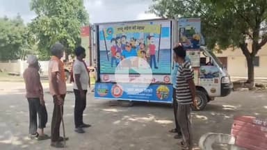 झांसी: झांसी रेल मंडल ने मोबाइल वीडियो वैन के माध्यम से रेल-सड़क क्रॉसिंग उपयोगकर्ताओं को रेल सुरक्षा के प्रति किया जागरूक