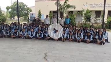 भिनाय: राउमावि बाड़ी में हरियालो राजस्थान कार्यक्रम के तहत विद्यालय के छात्र-छात्राओं को पौधरोपण के लिए 800 पौधे वितरित किए गए