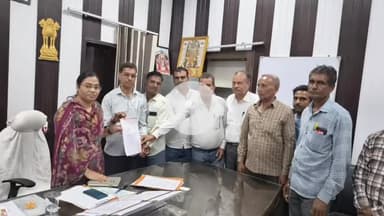 रामगंजमण्डी: ताकली बांध से प्रभावित किसानों को मुआवजा दिलवाने की मांग को लेकर उपखण्ड कार्यालय में SDM को सौंपा ज्ञापन