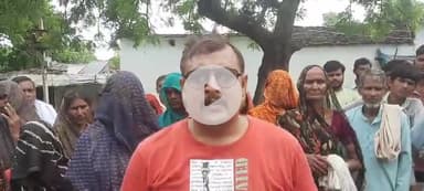 भटपुरा गांव का फुलपुर मजरा के दैनिक आवागमन की पीड़ा को बंया करते किसान सेवक शेखर राज बडौनियां