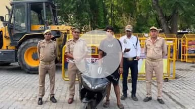 झांसी: झांसी में पुलिस ने 'पटाखा' बुलेट पर ₹12 हजार और बिना नंबर प्लेट वाली बुलेट का ₹6 हजार का चालान काटा, 1 बाइक की सीज