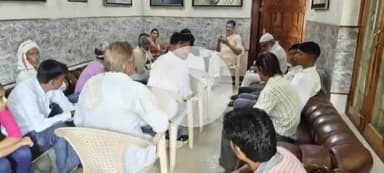 सीतापुर: लोहार बाग में सांसद राकेश राठौर ने जनता दरबार लगाकर जनता की समस्याएं सुनीं, संबंधित अधिकारी से की बातचीत