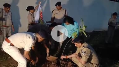 जतारा: आईजी और पुलिस अधीक्षक ने जतारा थाने में किया वृक्षारोपण, हिमांशी खन्ना बोलीं- पेड़ों के अभाव में सांसें कम हो रही हैं