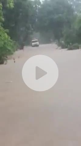 #रतनपुर अमरकंटक रोड़ की हालत खराब#, कई हादसे हो चुके हैं इस रोड़ पर आज एक ट्रक के बहने का वीडियो हुआ वायरल