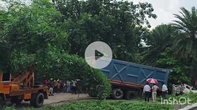 কালিয়াচক ১: মধু ঘাটে ভাগিরথী নদীতে পড়ে যাওয়া ডাম্পার গাড়িকে উদ্ধার করলো পুলিশ