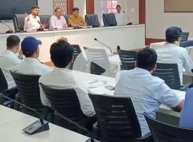 पूर्णिया पूर्व: महानंदा सभागार में जिलाधिकारी ने सामाजिक सुरक्षा पेंशन योजना को लेकर बैठक की, दिए कई दिशा-निर्देश