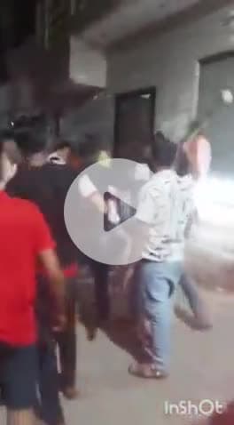 आगरा: नगला पदी में दबंगों ने दावत खाकर लौट रहे युवक को सड़क पर गिराकर लाठी-डंडों से पीटा, वीडियो हुआ वायरल