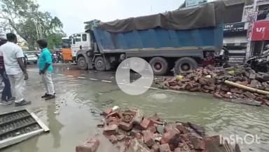 जौनपुर: टीडी कॉलेज के दक्षिणी गेट के सामने नाले की खुदाई के दौरान फटी गैस व पानी की पाइपलाइन