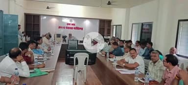 नरसिंहगढ़: नरसिंहगढ़ में कलेक्टर ने समय अवधि पत्रों व सीएम हेल्पलाइन की समीक्षा की, ई-केवाईसी न कराने पर कर्मचारियों का वेतन रुकेगा