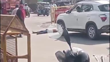 संभल: चंदोसी चौराहे पर शराब के नशे में धुत युवक ने सड़क पर लेटकर ट्रैफिक किया जाम