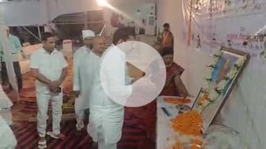 गोरौल: जदयू प्रदेश अध्यक्ष उमेश सिंह कुशवाहा कटरमाला गांव पहुंचे, पूर्व मुखिया रामानुज शरण को दी श्रद्धांजलि