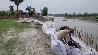 जोकीहाट: मटियारी गांव में बकरा नदी के कटाव को रोकने के लिए विभाग द्वारा किए जा रहे कटाव निरोधक कार्य