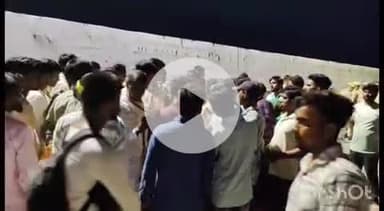 कुंडा: करंट लगने से मजदूर की मौत के बाद मवई रेलवे फाटक के पास निजी अस्पताल में मजदूर का शव दफनाने पर अड़े परिजन, हाइवे किया जाम